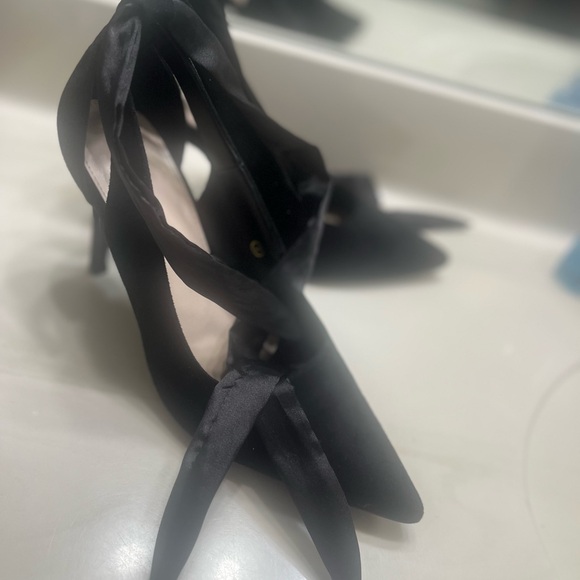 Elegant Black Women's Shoes with Ribbon Detail - Picture 4 of 4